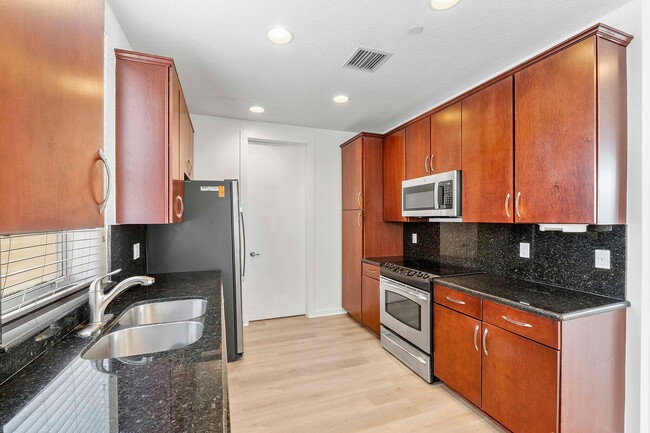 Building Photo - LARGE 3-bed, 3-bath townhome with 2-car ga...