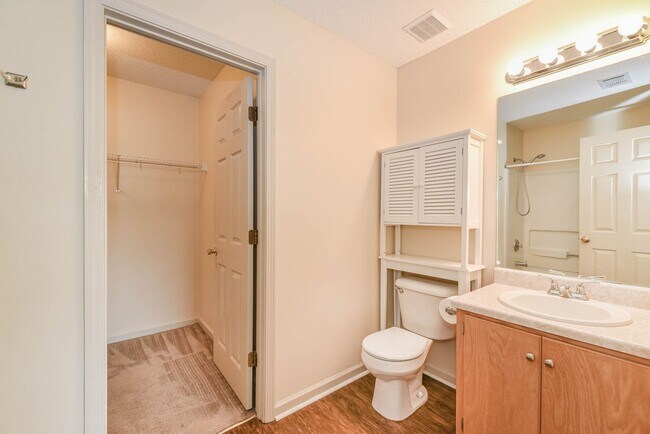 Building Photo - 3 Bedroom, 2 Bath Home with Fully Fenced Yard – Pet Friendly!