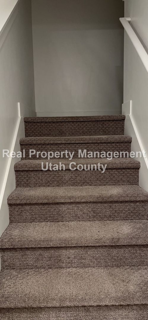 Building Photo - Pet Friendly Townhome