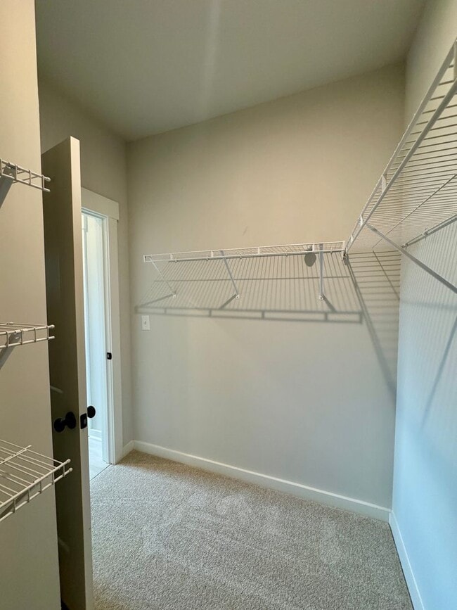 Building Photo - Beautiful 4BR/3BA Townhouse in Griffith Lakes