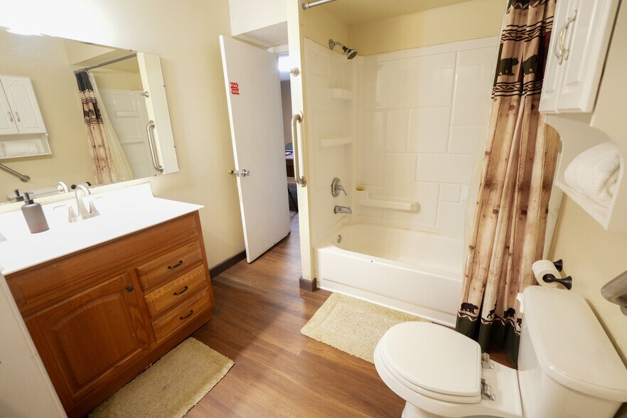 Building Photo - 425 Hemlock Ln