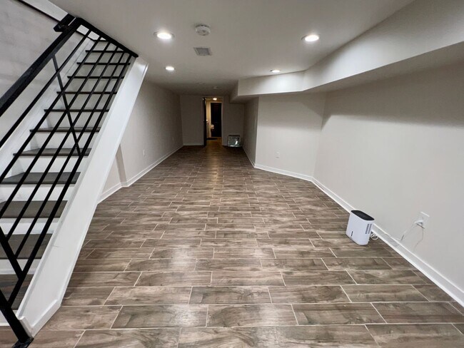 Building Photo - Newly Renovated 3-Bedroom Townhouse in Wes...