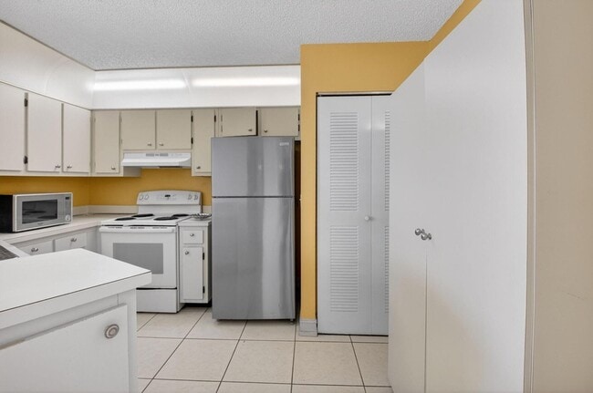 Building Photo - 7535 S Oriole Blvd