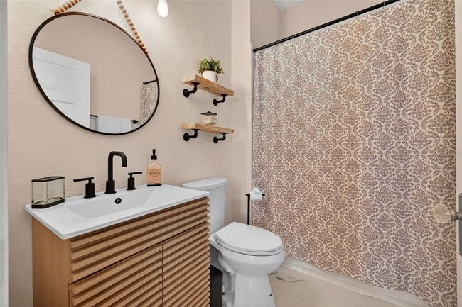 Building Photo - 5911 N Highland Ave