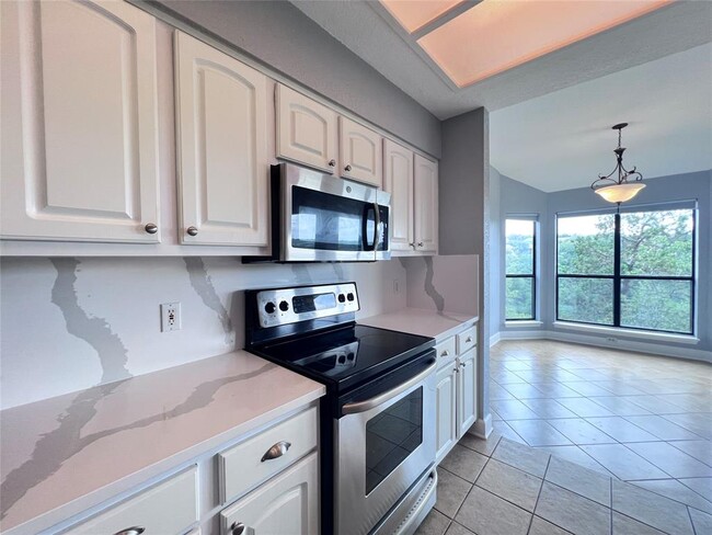 Building Photo - 4711 Spicewood Springs Rd