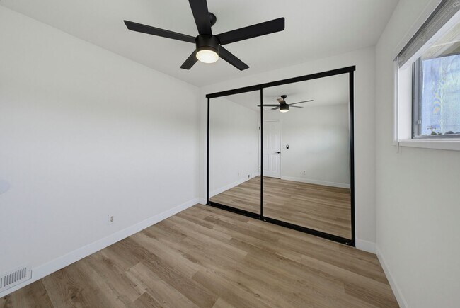 Building Photo - Charming 2-Bedroom Townhouse for Rent in Huntington Beach!