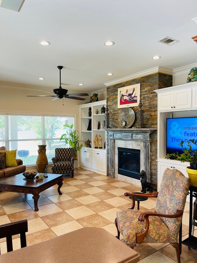 Living Room - 112 McGraph Cv