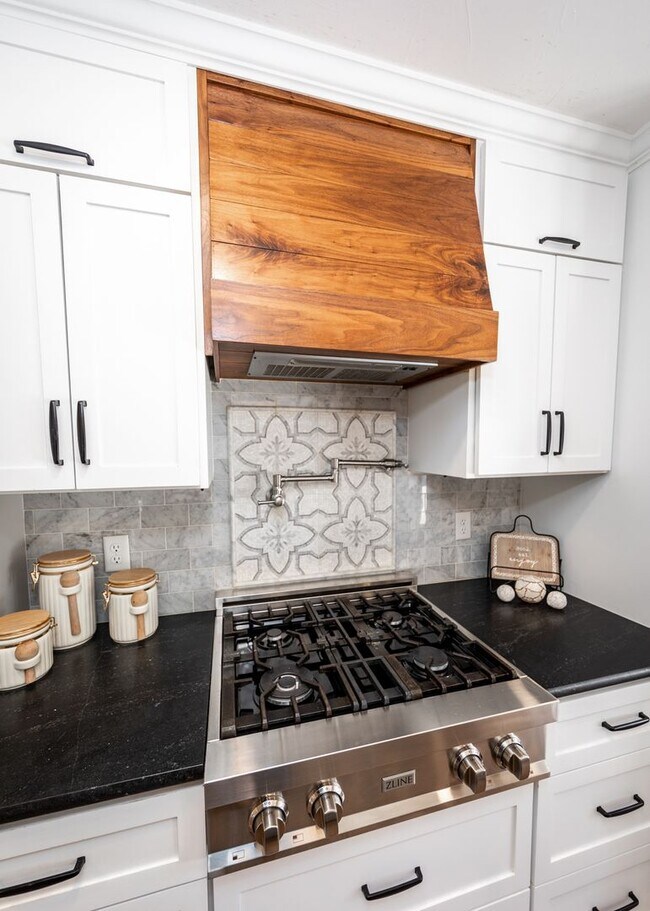 Building Photo - Cozy Home Centrally located Colorado Sprin...