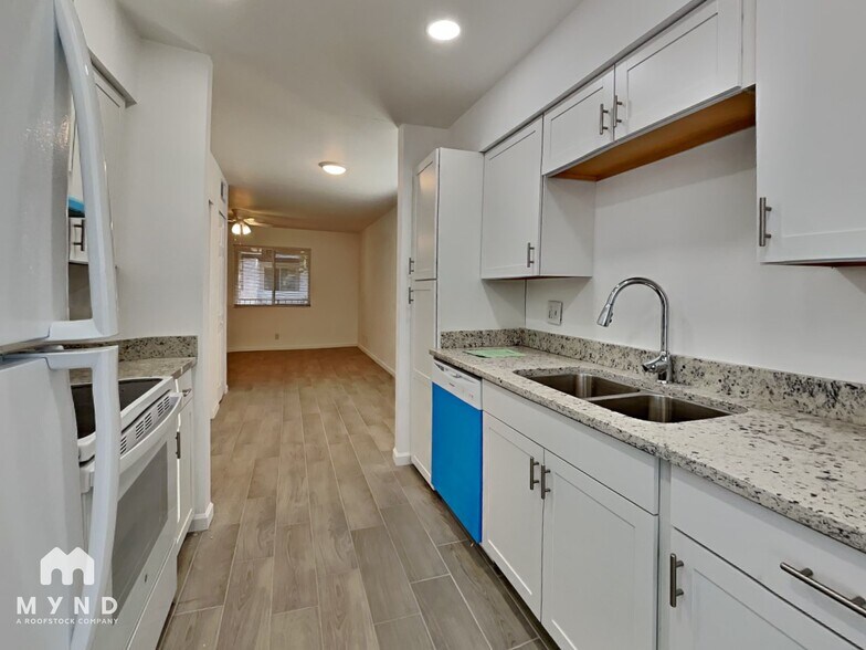 Building Photo - 6657 W Ocotillo Rd