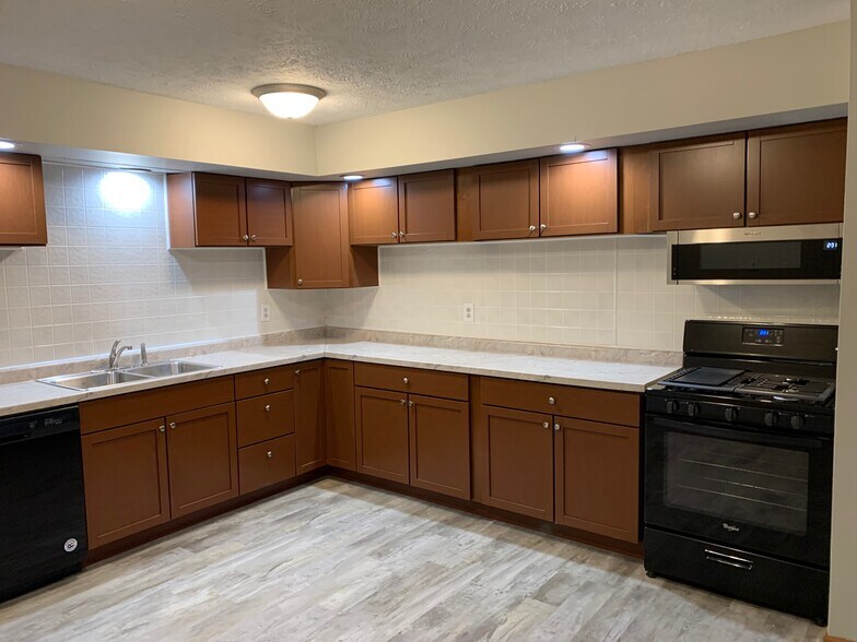 Building Photo - 703 Fairmont Dr