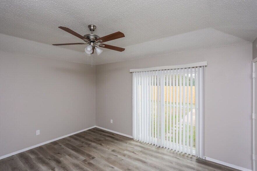 Building Photo - 2410 Bentley Dr