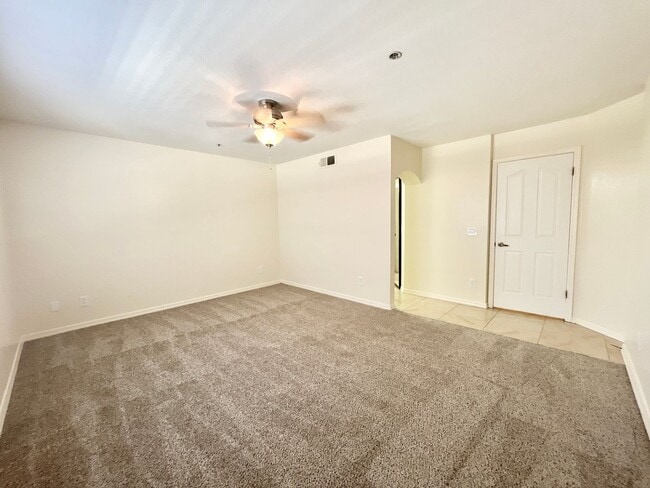 Building Photo - Luxurious 2 Bd 2 Ba Condo in Biltmore!