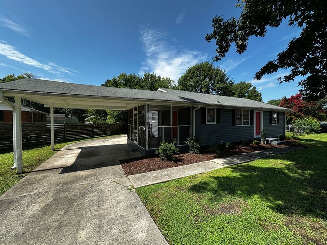 Building Photo - Darling Renovated 3 Bedroom Ranch in Conve...