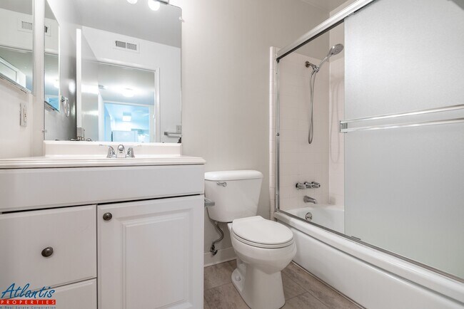 Building Photo - 642 Blythe Ct