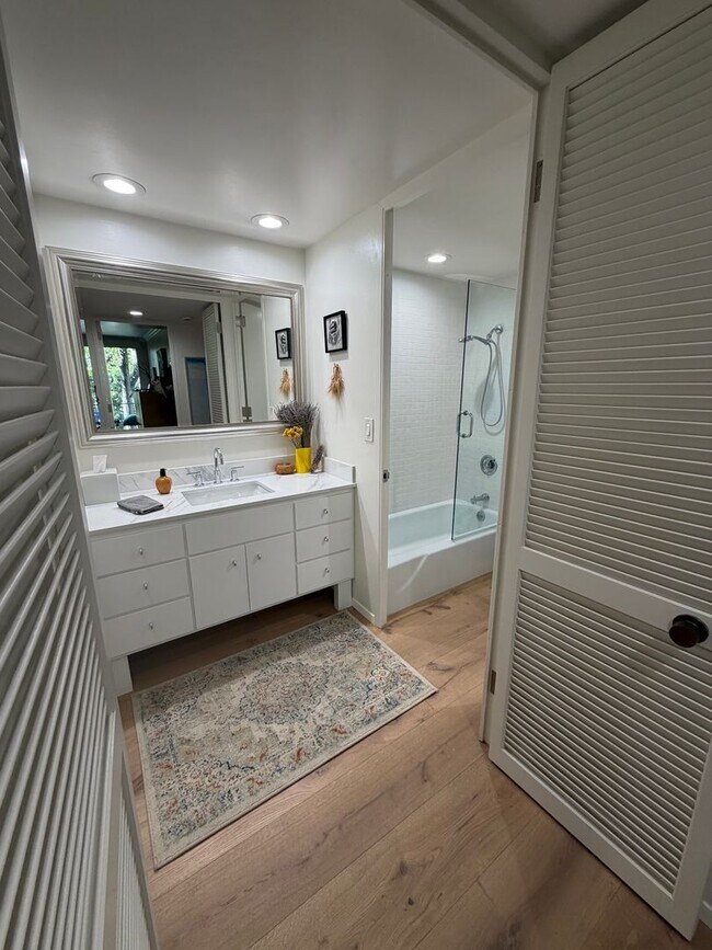 Building Photo - 3 bedroom | 2 bathroom | 4th floor condo in East Sacramento