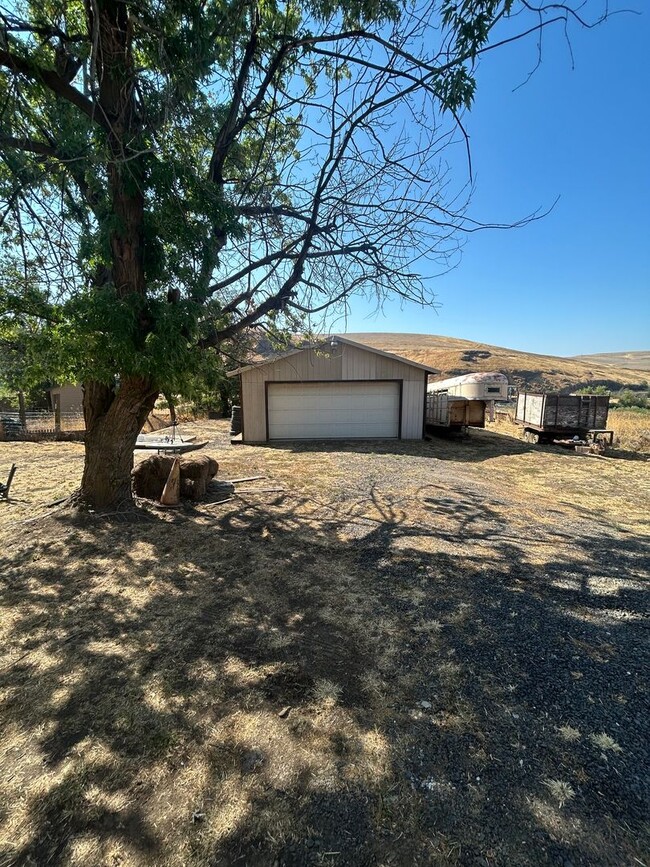 Building Photo - Fully furnished large 1 bedroom