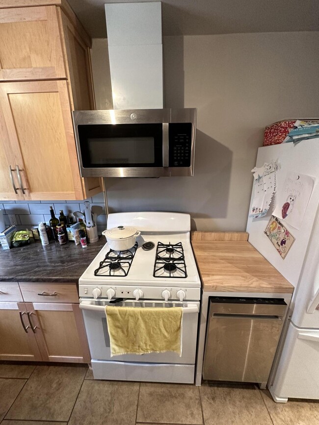 Building Photo - 732 Loma Vista Dr NE