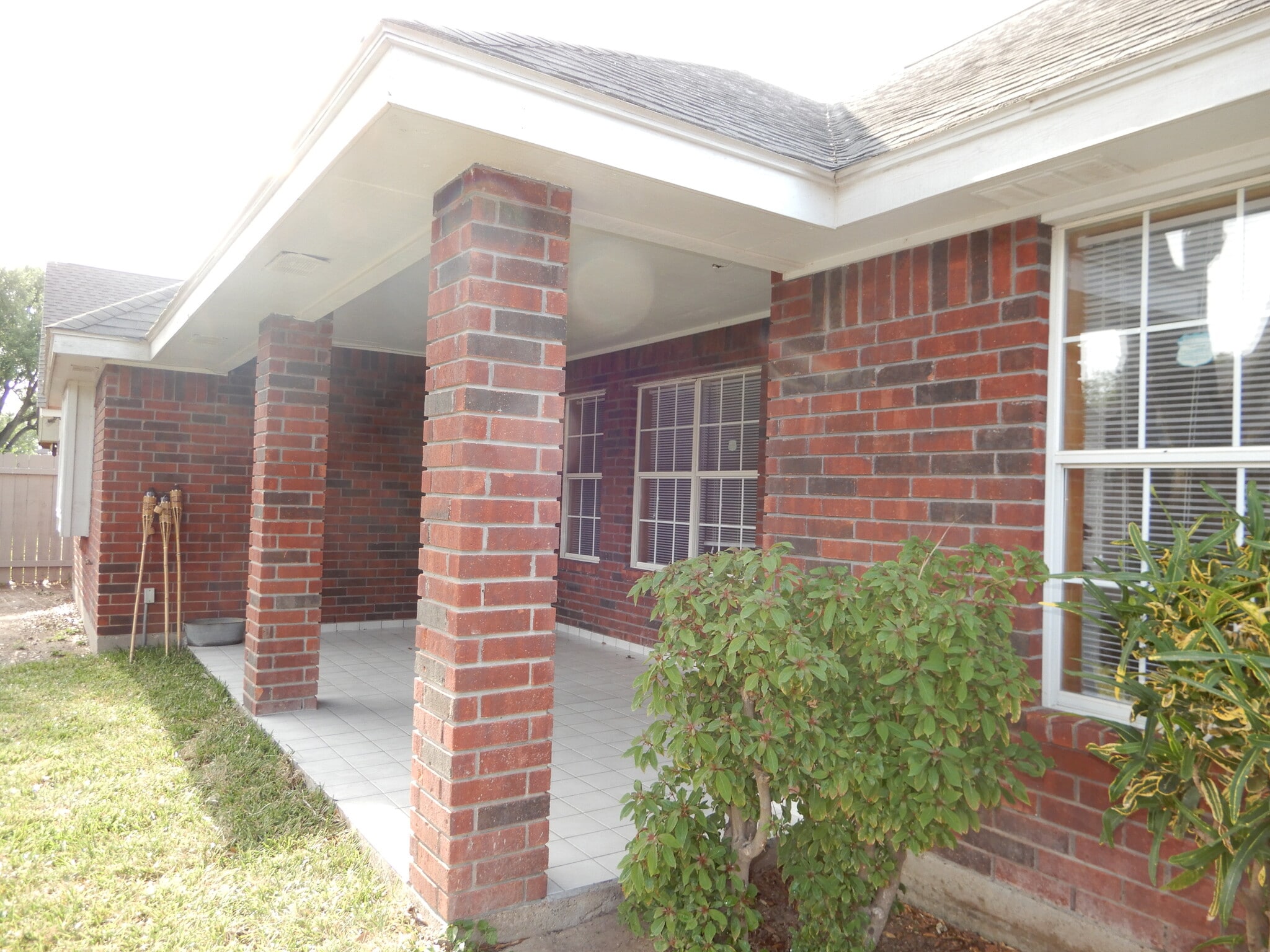 Building Photo - 512 E Yarrow Ave