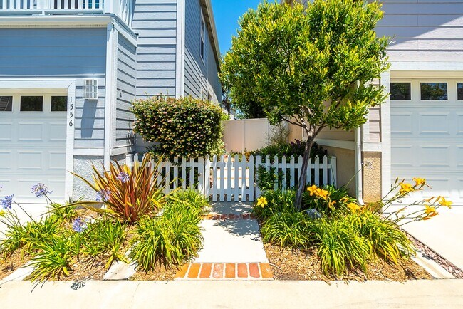 Building Photo - Quiet and Private 3 Bedroom Home in The Cape Community!