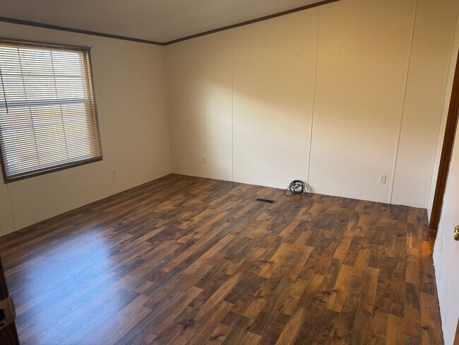 Building Photo - 3 Bedroom 2 Bathroom Mobile Home located in Rogersville, TN