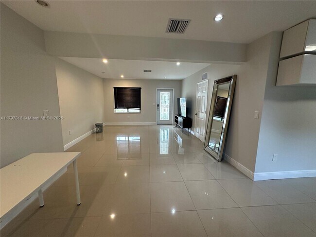 Building Photo - 2155 Biarritz Dr
