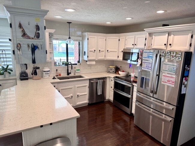 Building Photo - Stunning 7-Bedroom Home with Pool, EV-Read...