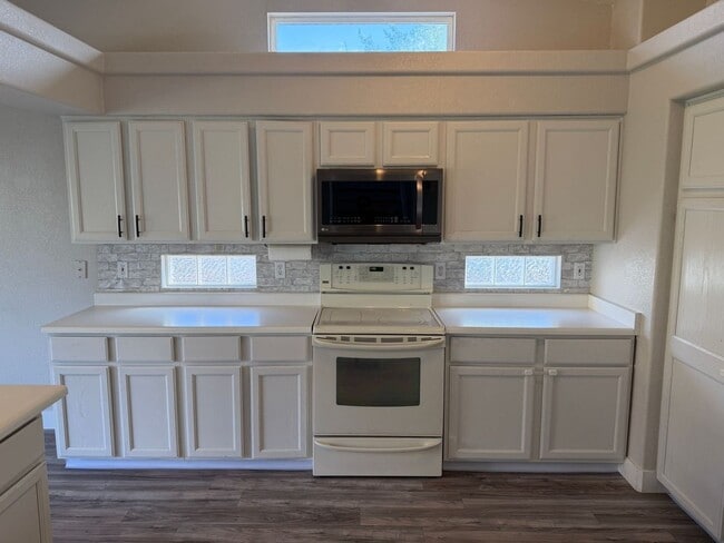 Building Photo - Spacious and Bright 3BD Home in Denver - Available Now