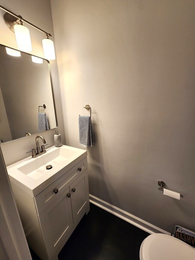 Building Photo - Location, location, location! Beautiful 2BR/1.5BA townhouse in West End Park!