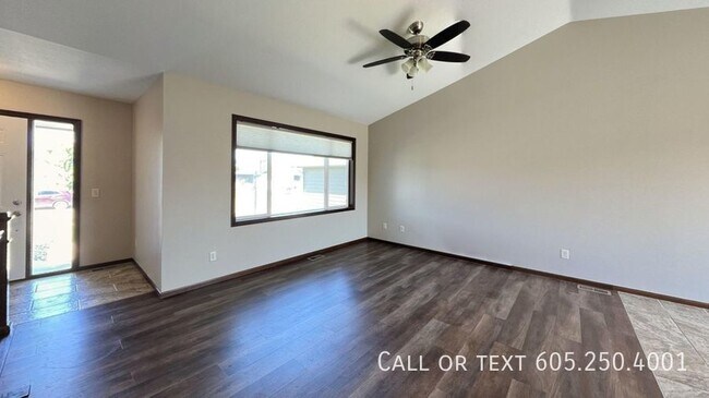 Building Photo - Spacious 4 Bedroom 3 Bathroom home with Va...