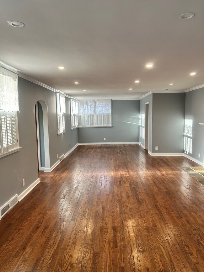 Building Photo - 74 Matthews St