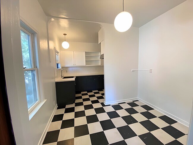 Building Photo - 920 N Hoover St