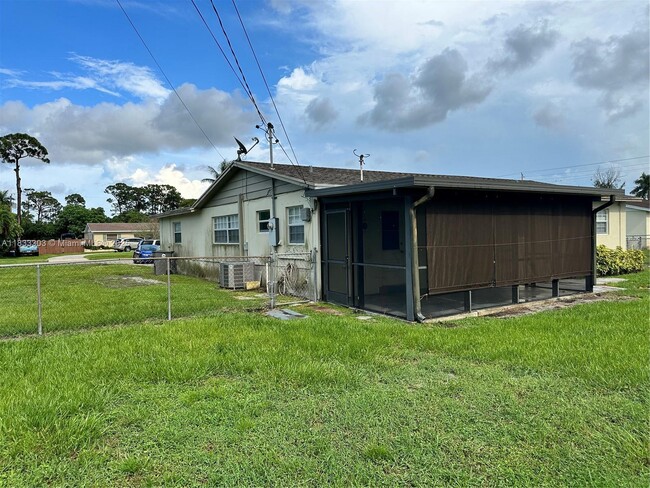 Building Photo - 1695 Julie Tonia Dr