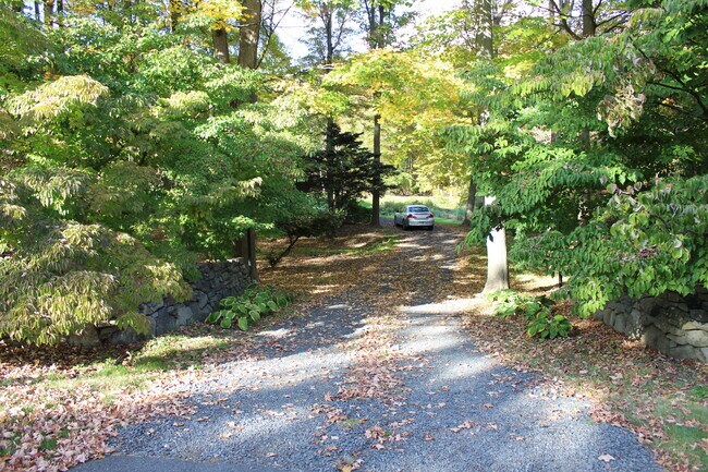 Building Photo - 1035 Southford Rd