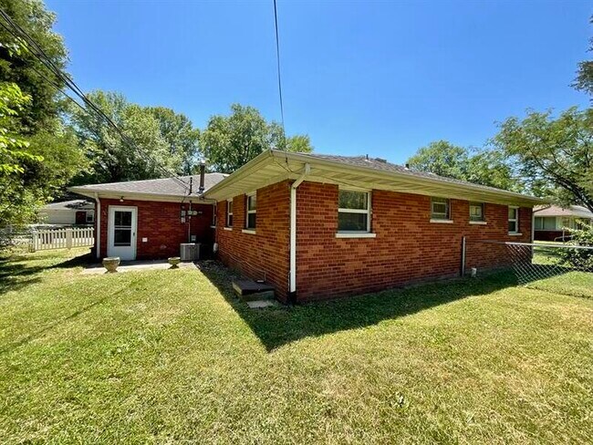 Building Photo - 1715 Menard Dr