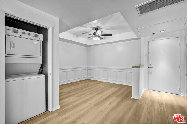 Building Photo - 2222 Beachwood Dr