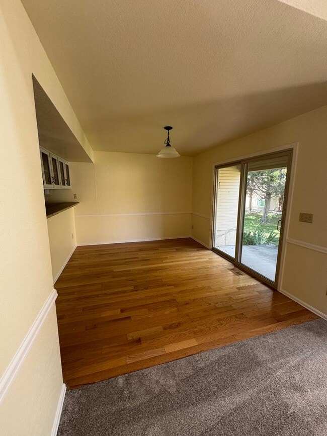 Building Photo - 2 BEDROOM, 2 1/2 BATH TOWNHOME W/2 CAR GAR...