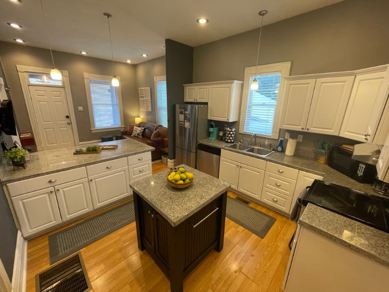 Building Photo - 832 Caledonia St