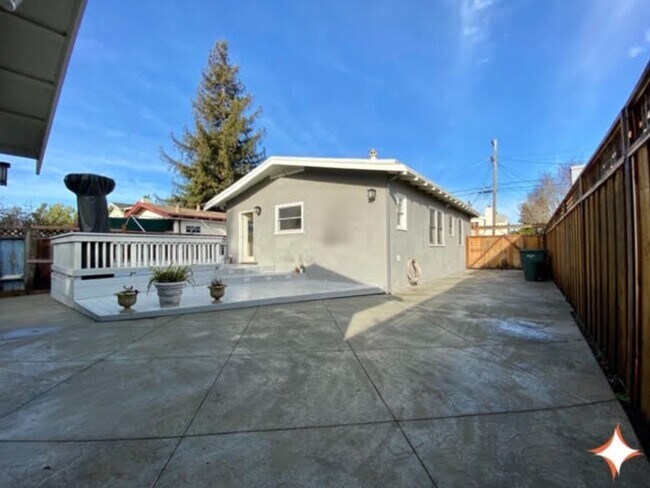 Building Photo - 847 Alice Ave