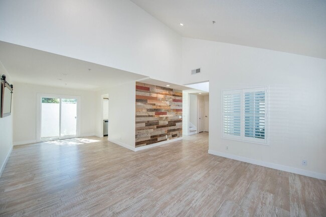 Building Photo - Eastside Costa Mesa Gem