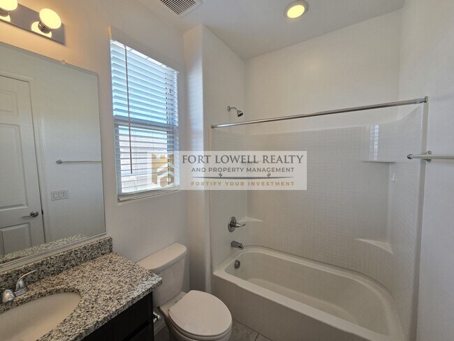 Building Photo - Modern 3 Bed / 2 Bath Home with Open Floor...