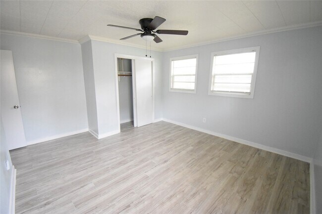 Building Photo - 1706 Oaks Dr