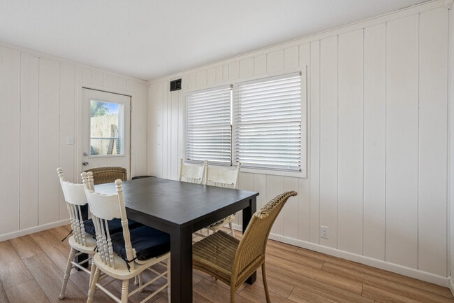 Building Photo - 403 River Dr