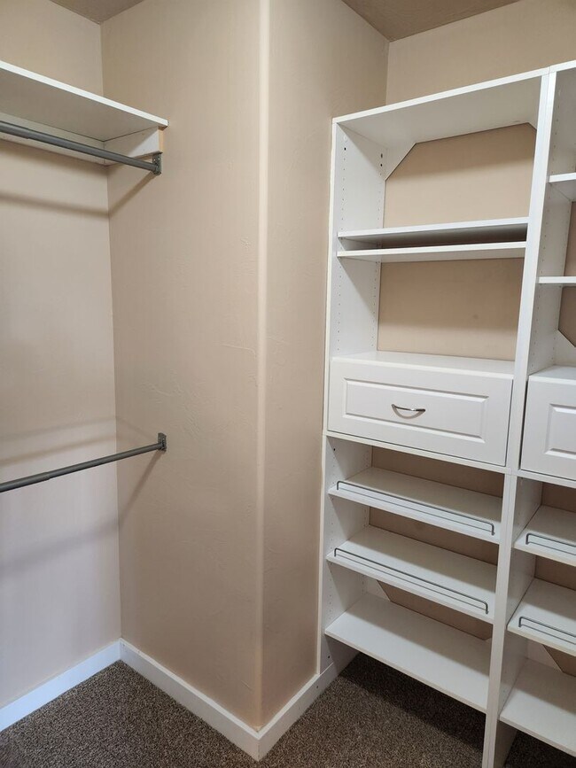 Building Photo - 3 Bedroom Condo in Belgrade