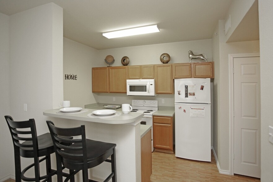 Kitchen - Diamond Club Apartments