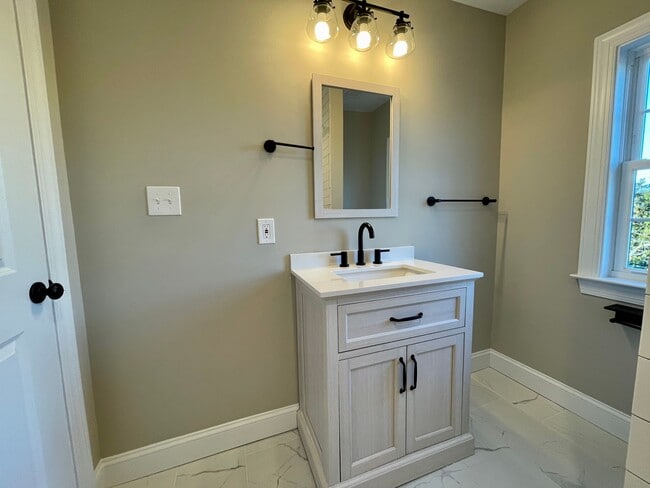 Building Photo - 308 Cooper St