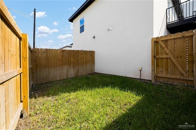 Building Photo - 18 Larkspur Ave