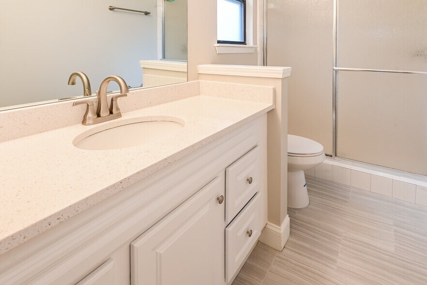 Building Photo - 1290 Bee St N