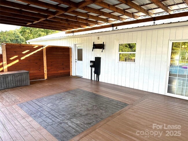 Building Photo - 2054 Hickory Hills Dr