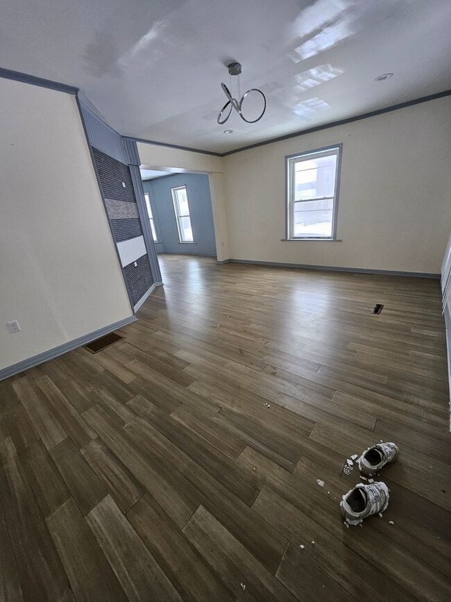 Building Photo - Lower 3 bedroom east side