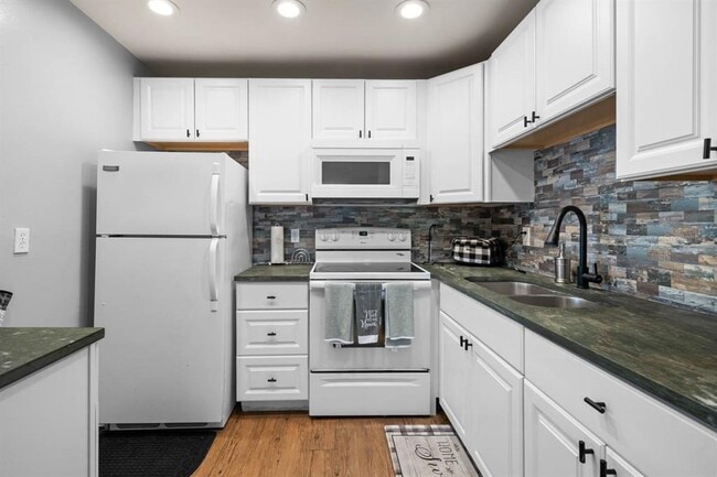 Building Photo - 1802 Bedford Terrace